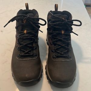 Men’s Columbia boots.